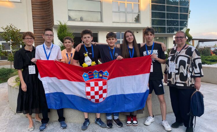 Članovi ekipe i voditeljice.